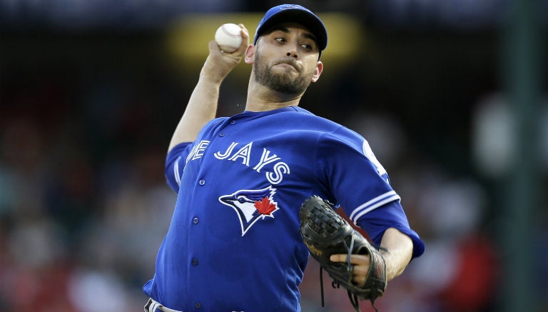 Marco Estrada realiza un lanzamiento contra Rangers