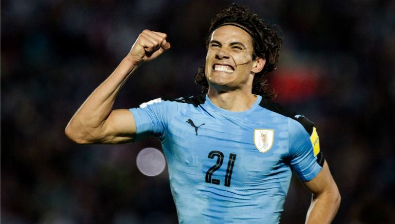 Edinson Cavani celebra su segundo gol en el 3-0 de Uruguay frente a Venezuela