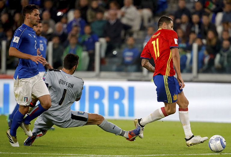 Buffon sale mal y deja el balón a merced de Vitolo