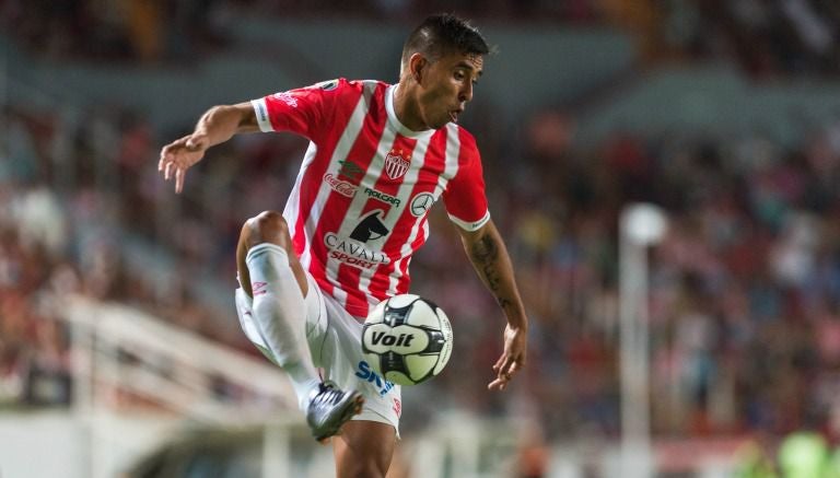 El delantero de Necaxa controla un balón durante un partido