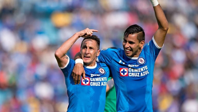 Christian Giménez y Jorge Benítez en festejo de un gol con Cruz Azul