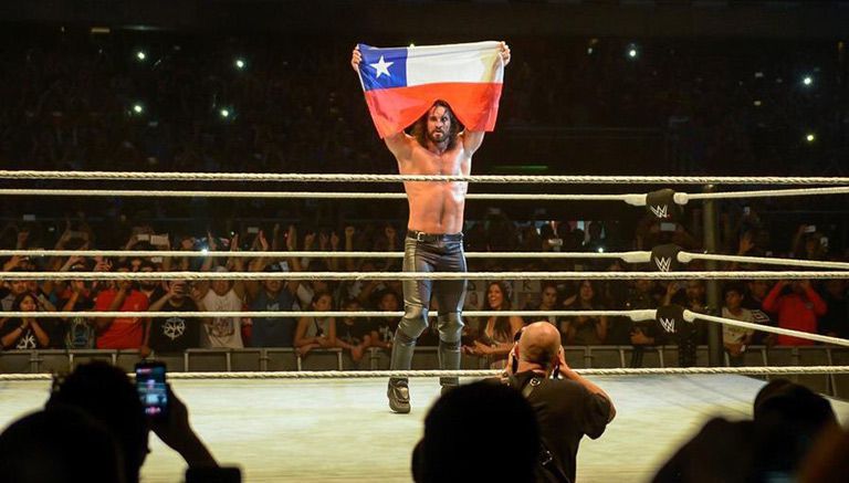 Seth Rollins sostiene la bandera de Chile