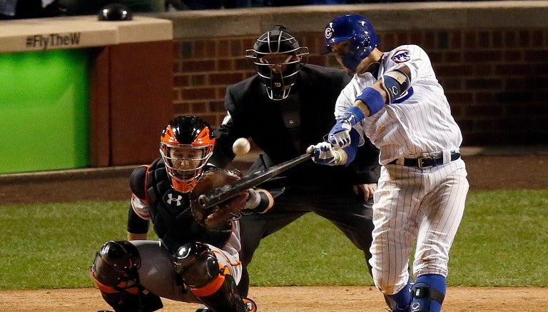 Javier Báez conectando el batazo de home run para