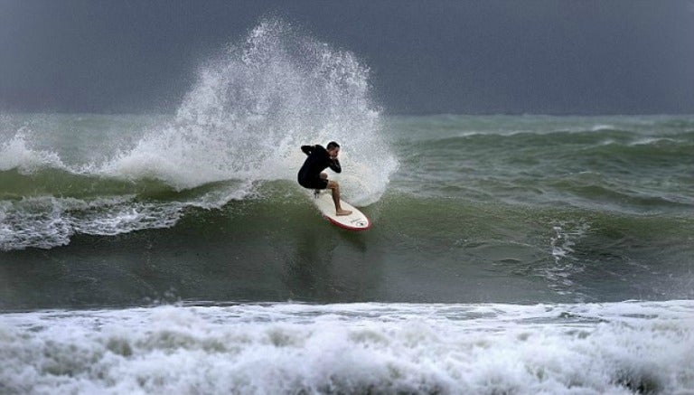 Surfista disfrutando de las olas que generó 'Matthew'