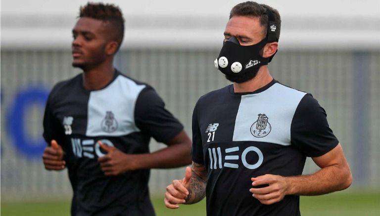 Miguel Layún entrena con el Porto con la máscara