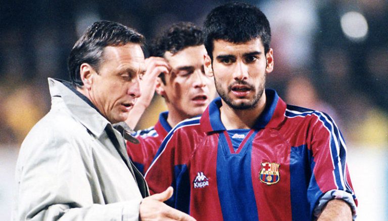 Johan Cruyff da indicaciones a Pep Guardiola