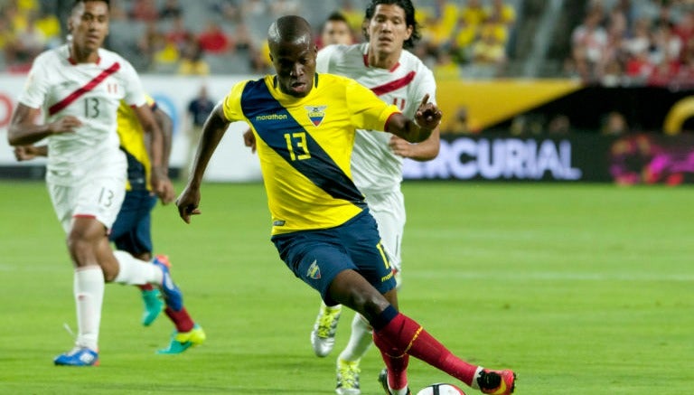 Enner Valencia disputa un partido con su selección