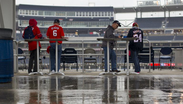 Aficionados bajo la lluvia en el Nationals Park