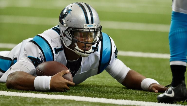 Cam Newton, en el césped tras recibir un golpe frente a los Halcones