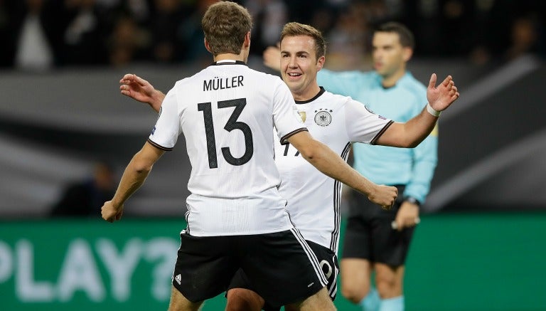 Müller celebra una de sus anotaciones con Götze