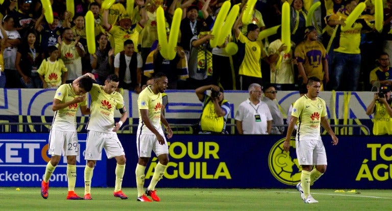 Los jugadores de América celebran junto a Ricardo Marín el gol