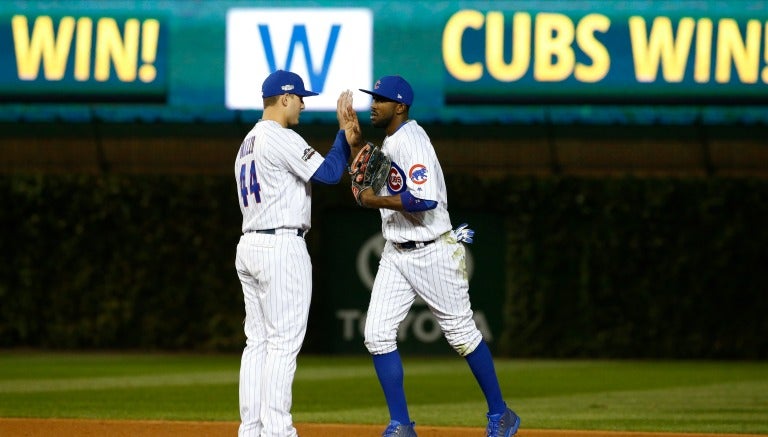 Anthony Rizzo celebra con Dexter Fowler tras el segundo triunfo de los Cubs