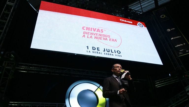 Higuera, CEO de Grupo Omnilife, en la presentación de Chivas TV