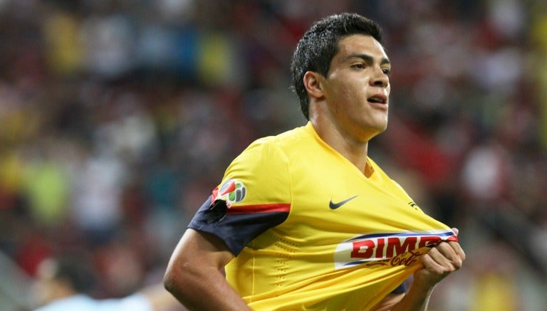 Jiménez celebra un gol cuando vestía la playera de América