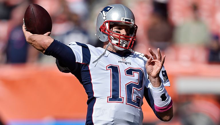 Brady a punto de lanzar un pase con Patriotas