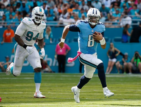 Marcus Mariota acarrea el ovoide en la victoria sobre Miami