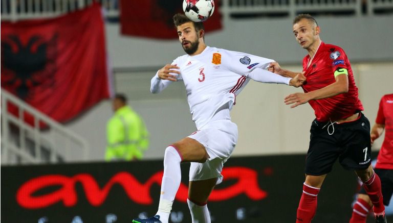 Piqué durante el partido frente a Albania