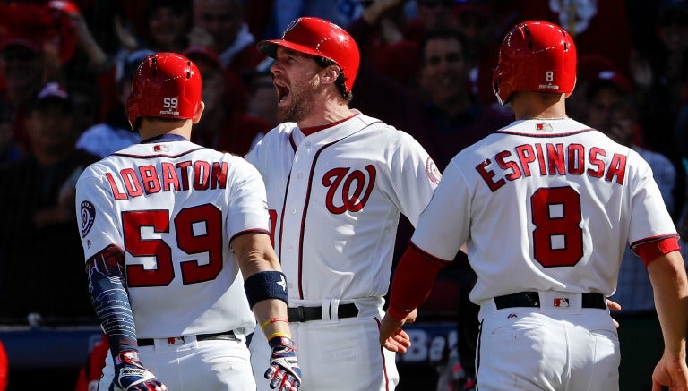 Los jugadores de los Nacionales celebran el home run de Lobatón