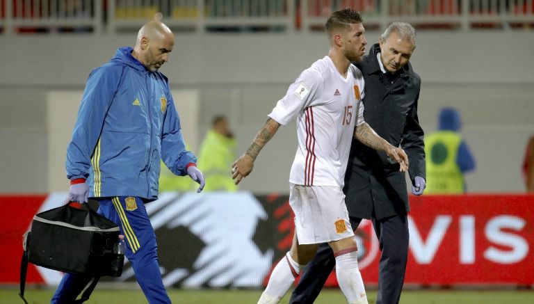 Sergio Ramos abandona la cancha tras su lesión en el duelo entre España y Albania 