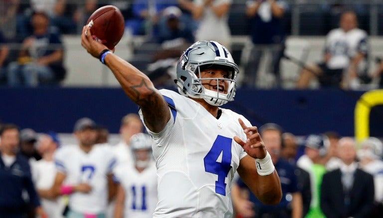 Momento en que Dak Prescott manda un pase de anotación