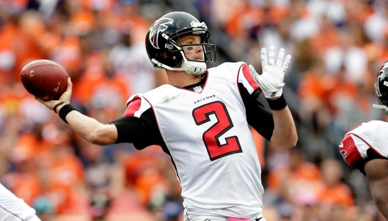 Matt Ryan lanzando un pase en el duelo entre Atlanta y Denver