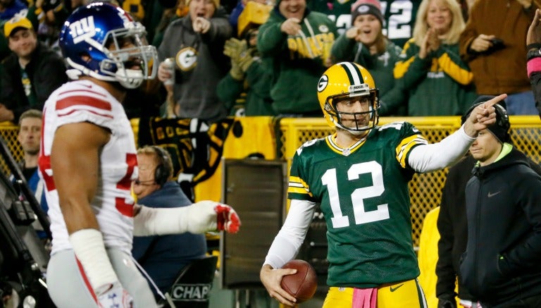 Aaron Rodgers durante el partido contra Gigantes