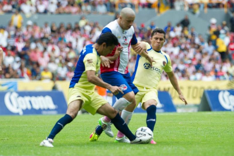 El Bofo pelea un balón durante el Clásico