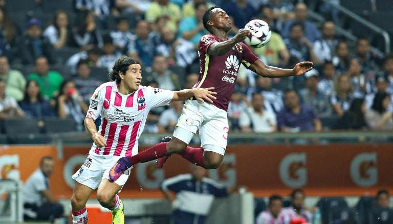 Renato Ibarra pelea un balón en el encuentro frente a Monterrey