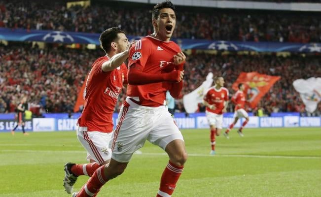 Jiménez festejando un gol con el Benfica, su actual club