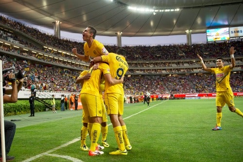 Jugadores azulcremas festejan la victoria en el Clásico 2014