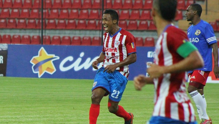 Luz Lorenzo Rodríguez celebra un gol con Estudiantes de Mérida