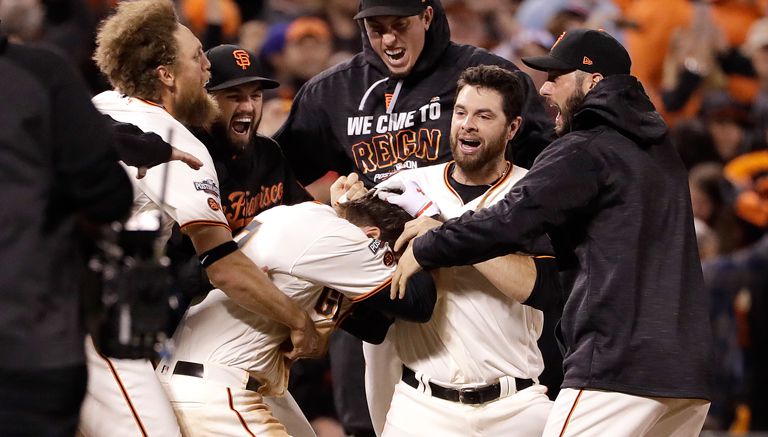 Joe Panik es felicitado por sus compañeros