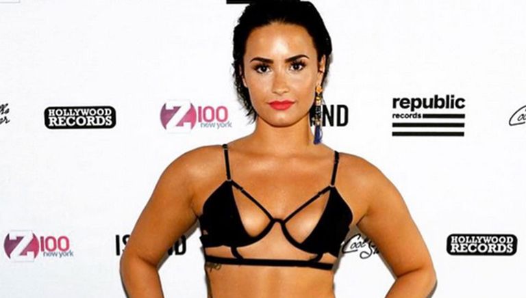 Demi Lovato posa sensual en una alfombra roja