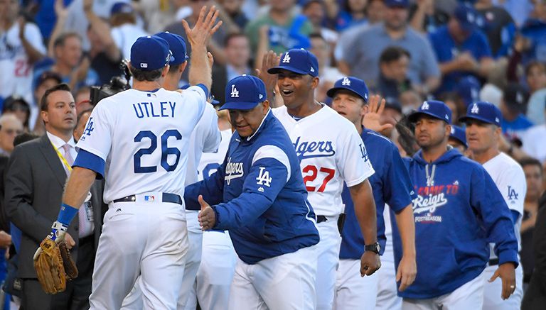 Chase Utley celebra con sus compañeros tras vencer a los Nacionales