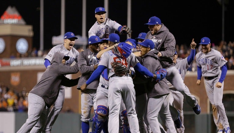 Jugadores de los Cachorros festejan tras el triunfo