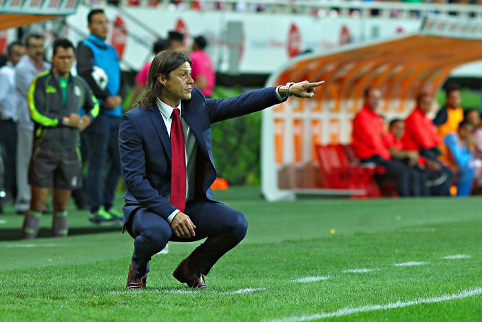 Matías Almeyda da indicaciones en juego de Chivas