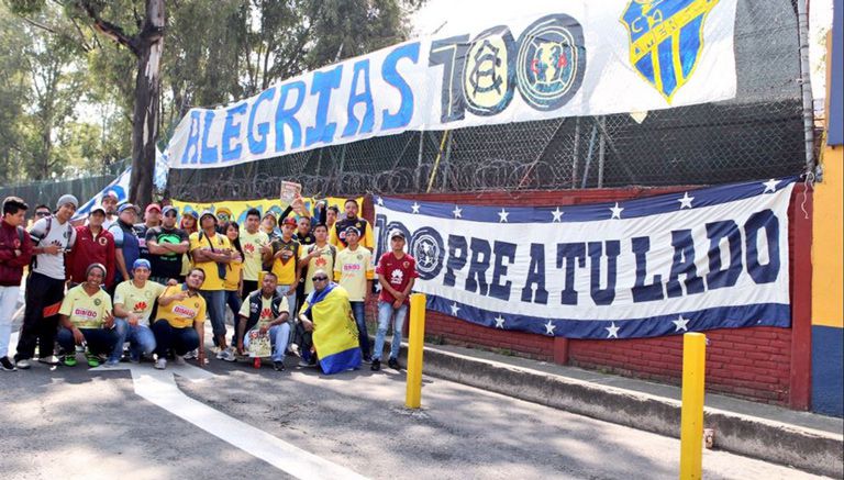 Barras del América dedicaron pancartas a su equipo