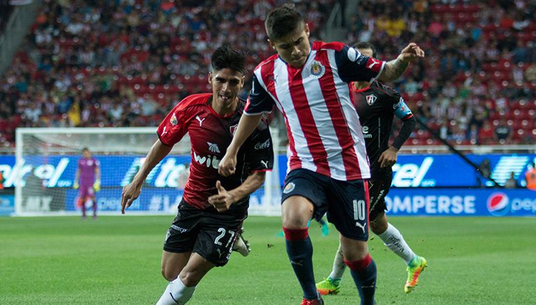 Eduardo López controla el balón en Clásico Tapatío 