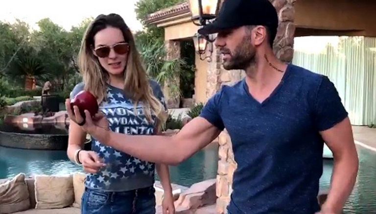 Belinda y Criss Angel hacen el reto de la manzana