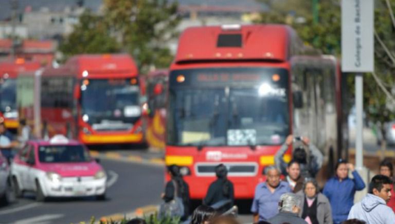 Camión del metrobús en la Ciudad de México