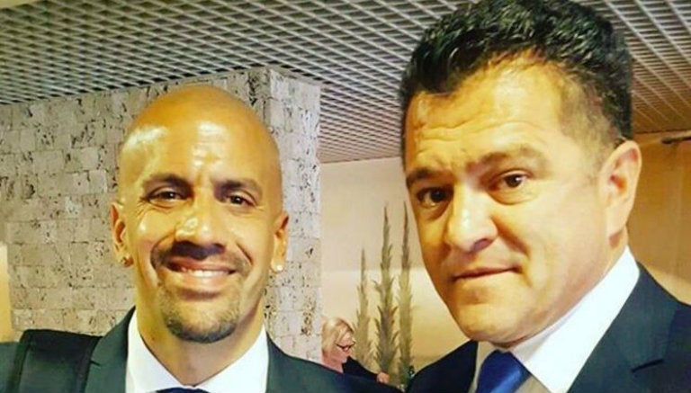 Carlos Hermosillo se toma la foto con Sebastián Verón