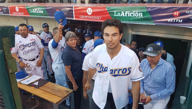 Checo Pérez saliendo del dugout para lanzar la primera bola