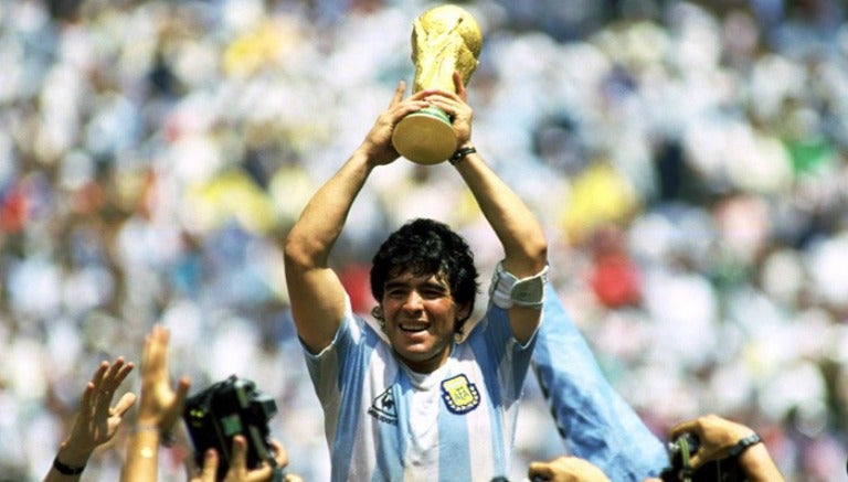 Diego Armando Maradona levanta la Copa del Mundo