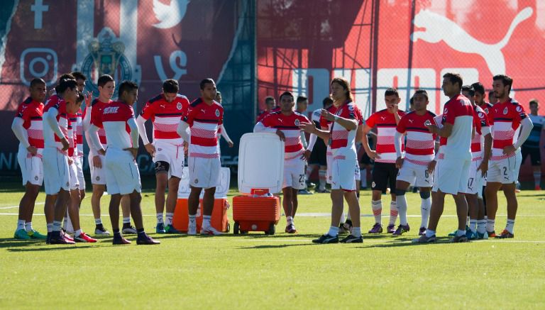 Almeyda dialoga con jugadores de Chivas en un entrenamiento