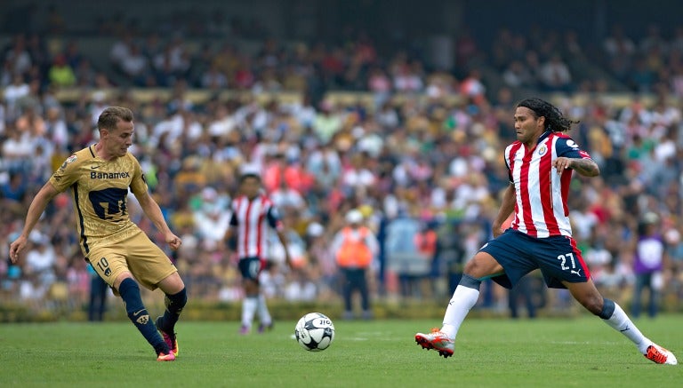 El jugador de Pumas intenta llegar a un balón