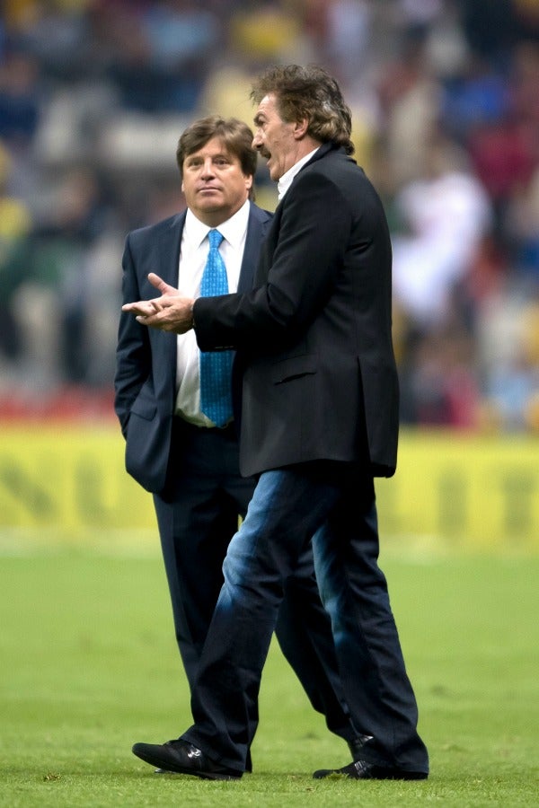 Ricardo La Volpe platica con Miguel Herrera en la cancha del Azteca