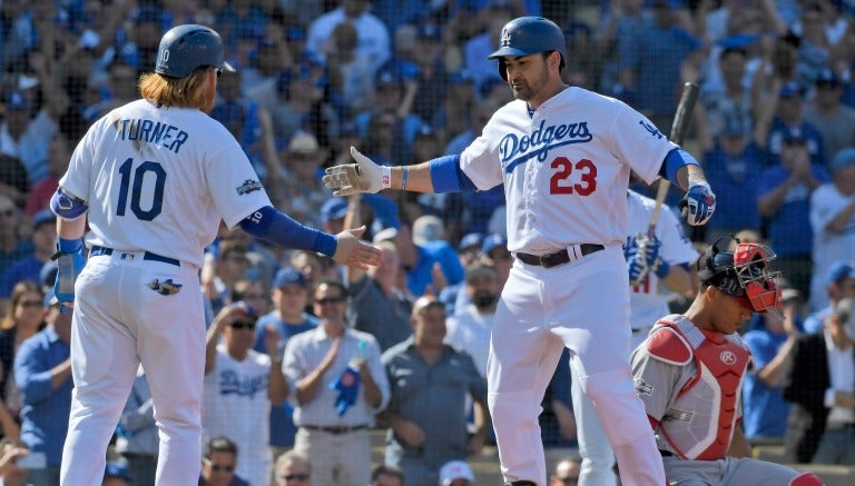 El mexicano Adrián González celebra con Justin Turner una carrera