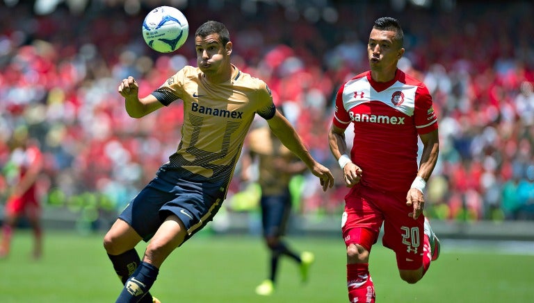 Gerardo Alcoba pelea un balón con Fernando Uribe