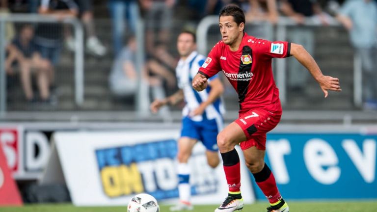 Chicharito, durante un juego del Bayer Leverkusen