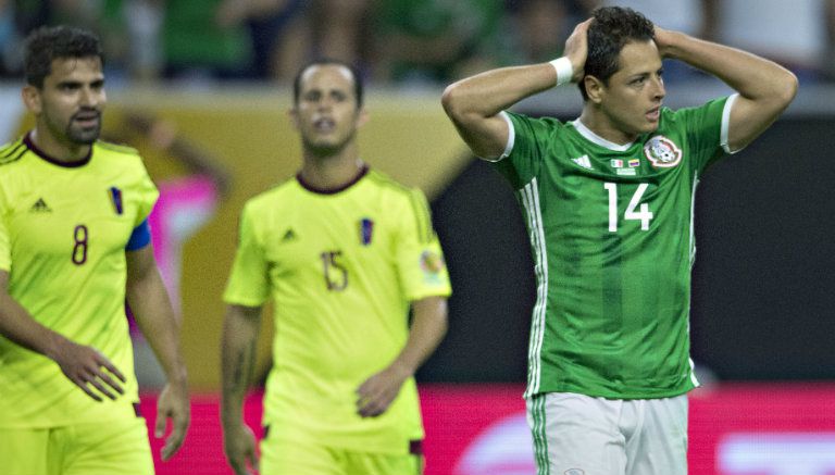 Chicharito se lamenta en un partido contra Venezuela